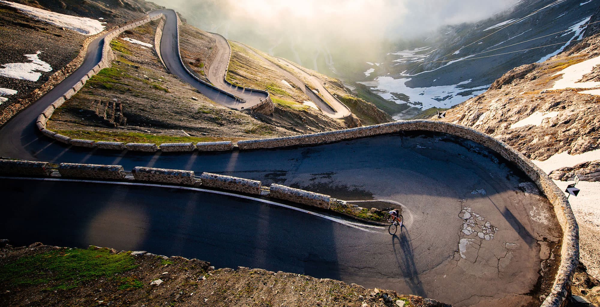 Rennradfahrer am Stelvio in hochalpiner Kulisse